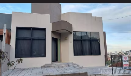 Loja térrea com área de 244,79M. Térrea com espaço para loja, produção, 02 banheiros e cozinha com churrasqueira.  Com piso polido e aberturas em alumínio.