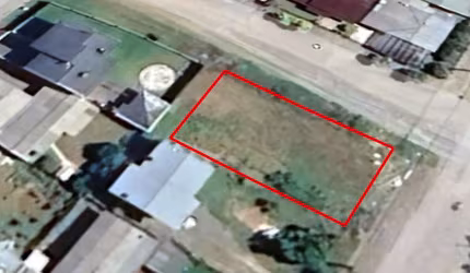 Terreno  de esquina com 15 metro de frente por 30 de profundidade. 
Área do terreno 450,00m².
Rua asfaltada, frente leste.