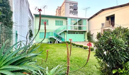 Venha conhecer esta incrível casa em alvenaria no Centro da cidade. Com duas moradias em um terreno plano, este imóvel oferece o conforto e a praticidade que você procura. No pavimento superior, você 