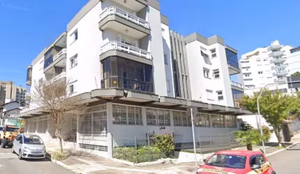 Localizado no centro, este excelente apartamento conta com 3 dormitórios, sendo 1 suíte, sala ampla, cozinha, banheiro social e área de serviço com churrasqueira, este imóvel oferece todo o conforto e