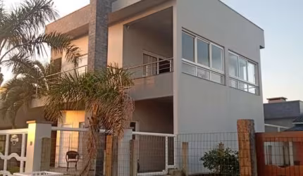 Sobrado localizado na cidade de Arroio do Sal, com três dormitórios,  sendo um com suíte, sala de jantar,  cozinha, banheiro social, área de serviço  e  garagem para 3 carros.
Espera para água quente,