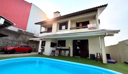 Excelente casa localizada no bairro Medianeira, com 4 dormitórios (um sendo suíte com hidromassagem e sacada), sala de estar, sala de jantar, cozinha, banheiro social, lavabo, área gourmet com churras