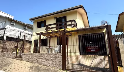 Excelente residência à venda no bairro Medianeira, em Farroupilha/RS. Com 2 dormitórios, cozinha mobiliada, sala de estar, lavabo, banheiro social, área de serviço, despensa, garagem com churrasqueira