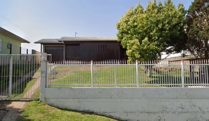 Casa mista com 3 dormitórios, sala, cozinha, banheiro social, área de serviço, garagem para 2 veículos e amplo pátio em frente, totalmente cercada.
Área privativa de 95 metros².
Área do terreno: 360 m