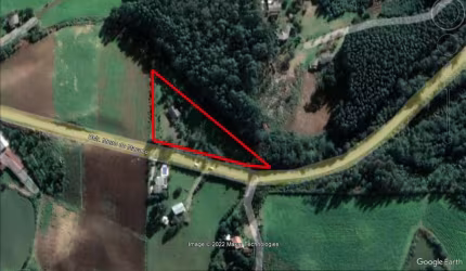 Chácara  à venda com casa e ampla área verde arborizada,  horta, pomar, com gramado bem cuidado, proporcionando um ambiente tranquilo e acolhedor para sua família e amigos.
 Com uma casa  de alvenaria