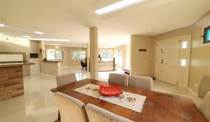 Excelente casa em Condomínio Fechado! Localizada na linha 40,  à 15 minutos do Centro de Caxias do Sul!  Linda casa com arquitetura contemporânea, contendo 03 dormitórios (sendo 01 suíte com closet), 