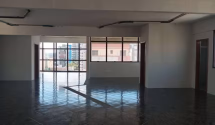 Ampla Sala Comercial totalmente reformada em ótima localização na Av. Júlio de Castilhos, em São Pelegrino!

Conta com copa, banheiro social, lavabo e 02 vagas de garagem lado a lado.

Área privativa: