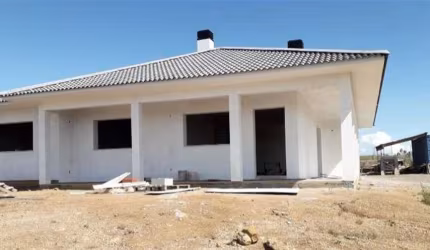 Excelente chácara cercada com casa em construção de 212,00m².

Casa com 03 dormitórios (sendo 01 suíte), sala para 02 ambientes, cozinha, área de serviço, escritório, varanda, banheiro social e 01 vag