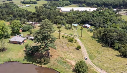 Para você que busca um lugar em meio a natureza, essa chácara é a opção perfeita!
Esta situada as margens Rodovia Rota do Sol a 15 minutos do Centro de Caxias do Sul.

Contém casa com 03 dormitórios, 
