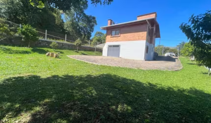 Casa de alvenaria, localizada na área rural à 8 km do centro da cidade, com acesso fácil  em rodovia pavimentada, linhas de ônibus e internet fibra. 
Venha descobrir o paraíso rural a poucos minutos d
