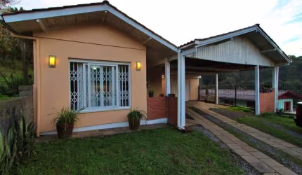 Localizada no bairro Medianeira, em Farroupilha/RS, esta casa de 3 dormitórios, sendo 1 suíte, está disponível para venda. Com uma área total de 177m², o imóvel conta com diversas comodidades, como al
