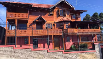 Belíssima Residência de esquina no Bairro Salgado Filho!

Conta com 04 dormitórios (sendo 01 suíte com hidromassagem e sacada), living para 03 ambientes, lareira, sacada, cozinha, churrasqueira, área 