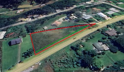 Dois terrenos lado a lado, com área de 1.916,00 m².
Com 100 metros de frente para a rodovia.
Lote nº  25 com 1.312,00 m². R$ 300.000,00
Lote nº  24 com 594,00 m².  R$ 180.000,00
Podem ser vendidos sep