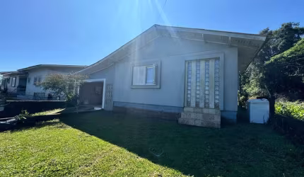 Casa de alvenaria com 3 dormitórios, sala e cozinha em conceito aberto, banheiro social, área de serviço, garagem fechada para 2 veículos, churrasqueira. Amplo pátio cercado.
Área privativa de 70 metr