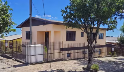 Casa de esquina com quatro quartos, um com suíte,  sala de estar e banheiro social.
Térreo com sala de estar e jantar, cozinha com churrasqueira, área de serviço, banheiro, um dormitórios, despensa, g