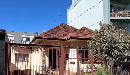 Casa mista em excelente localização e orientação solar (Norte), no Bairro Exposição, próximo ao Parque dos Macaquinhos!
Conta com 06 dormitórios, sala para 02 ambientes, cozinha, sótão, área de serviç