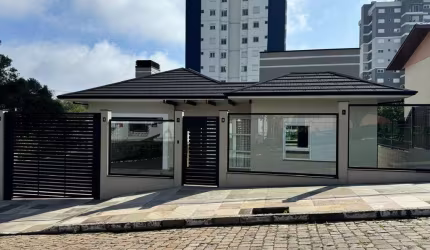 Excelente casa à venda no bairro Imigrante em Farroupilha/RS. Com 3 dormitórios, sendo uma suíte, living integrado, banheiro social, área de serviço, garagem fechada, churrasqueira, estacionamento e a