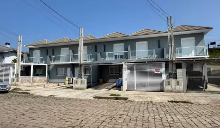 Encante-se com este sobrado localizado no bairro São Francisco. Com 2 dormitórios, sala e cozinha em conceito aberto, dois banheiros, churrasqueira e vaga de estacionamento coberta, este imóvel é perf