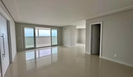 Ampla cobertura plana em excelente localização no Bairro Universitário!
Conta com 03 suítes (sendo 01 suíte master com closet), living em conceito aberto com pé direito alto, sacada fechada com ofurô,