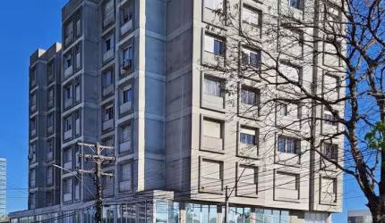 Apartamento com dois quartos no centro, sala de estar e jantar, cozinha, banheiro social, área de serviço, despensa e um box  de garagem. Prédio com elevador.
Área privativa 87,00 m².
Área do box 15,0