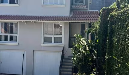 Localizada em um condomínio fechado na cidade de Farroupilha, esta excelente casa conta com 3 dormitórios, todos suítes, sala, cozinha com móveis sob medida, banheiro social, área de serviço, pátio, g