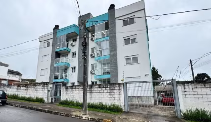 Ótimo apartamento à venda no bairro São Francisco, em Farroupilha/RS. Com 2 dormitórios, sala e cozinha em conceito aberto, sacada fechada com churrasqueira, banheiro social e vaga de estacionamento c