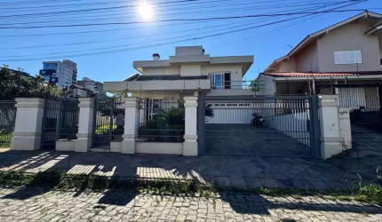 Localizada no Centro de Farroupilha, esta excelente casa é o lugar perfeito para quem busca conforto e praticidade. Com 4 dormitórios, sendo 1 suíte com sacada, 2 banheiros sociais, sala de jantar e c