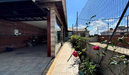 Localizada no bairro São Francisco, esta belíssima casa de 2 dormitórios (sendo uma suíte) oferece conforto e praticidade para toda a família. Com 2 salas, cozinha, banheiro social e área de serviço, 