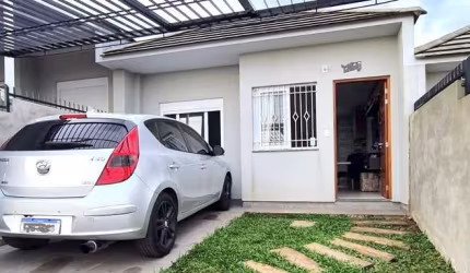 Casa germinada com dois quartos, sala e cozinha integra com churrasqueira, banheiro social, área de serviço e estacionamento frontal descoberto.
Permanece no imóvel os móveis sob medida da cozinha, ba