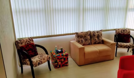 Excelente Sala Comercial Aérea em ótima localização e orientação solar no Centro!
Conta com copa e lavabo.

Edifício com elevador e portaria.

Área privativa: 63,40m².

Confira!