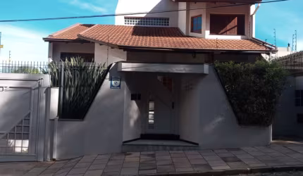 Excelente residência semimobiliada de 03 pavimentos localizada no Bairro Universitário!
Conta com 03 suítes (sendo 01 suíte master com closet e sacada), sala para 03 ambientes com sacada, sala de TV e