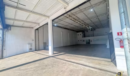 Galpão Comercial de Alto Padrão em Cotia-SP  2 Salas, 4 Banheiros, 527m²  Venda ou Locação no Jardim Santa Paula