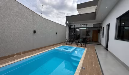Casa com 2 suítes e piscina Jardim Mediterrâneo