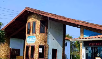 Belíssima Casa Duplex com Piscina em Cond. Residencial