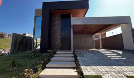 Ótima Casa, com Piscina, em Cond. Residencial
