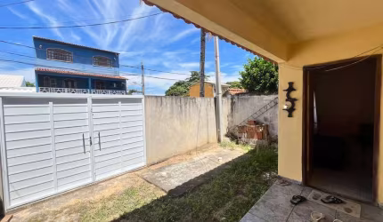 Charmoso Imóvel Estilo Colonial em Condomínio no Balneário, com PISCINA