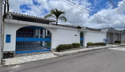 Linda casa disponível para locação no Parque 10 de novembro