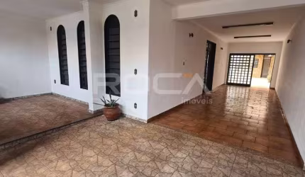Casa em Monte Alegre - 4 dormitórios, suíte, e 3 vagas de garagem.