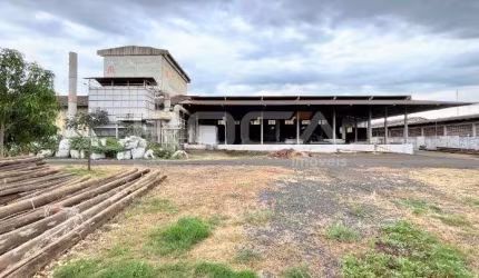 Galpão industrial muito bem localizado à 2 Km do Aeroporto Leite Lopes em Ribeirão Preto e à 3 Km da Rodovia Anhanguera