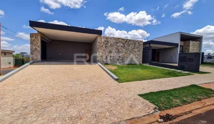 Casa térrea  em Condomínio Fechado Locação e á venda com 3 suítes no Residencial Alto do Castelo I em Ribeirão Preto.