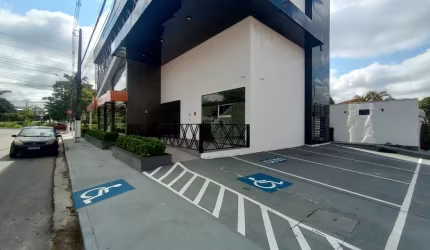 Alugo Excelente Ponto Comercial com estacionamento próximo a Av das Torres