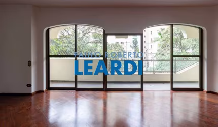 Apartamento à venda na Avenida Aratãs, 614, Moema, São Paulo por R$ 1.700.000