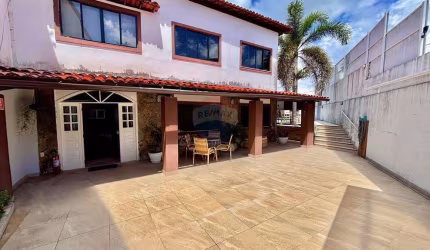 Casa duplex em Piatã, 4/4, sendo 2 suítes, piscina, jacuzzi e uma agradável área gourmet sensacional!