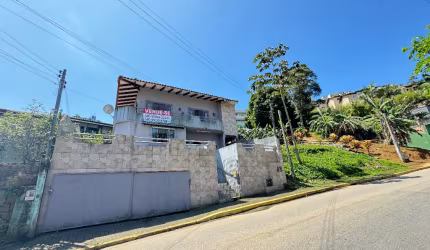 Excelente sobrado a 50m do mar