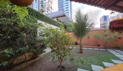 Excelente Casa Praia de Manaíra com 4 quartos, vagas de garagem