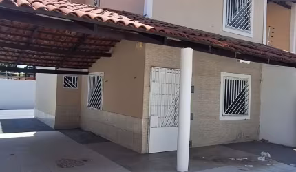 Casa Duplex com 4 Quartos de  Esquina  a poucos metros da Av Silas Munguba e da UECE!