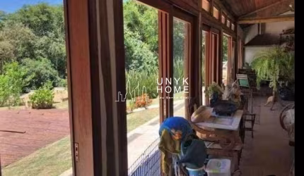 Casa com 4 suítes em Chácara na Cidade de Cotia.