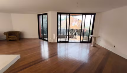 Apartamento amplo e sofisticado com 3 suítes, 212 m² privativos e 4 vagas de garagem.