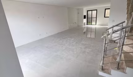 Sobrado Novo com 4 vagas no Bacacheri/Tingui