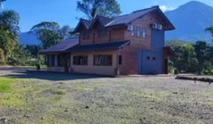 CASA  DE CAMPO ESCRITURADA